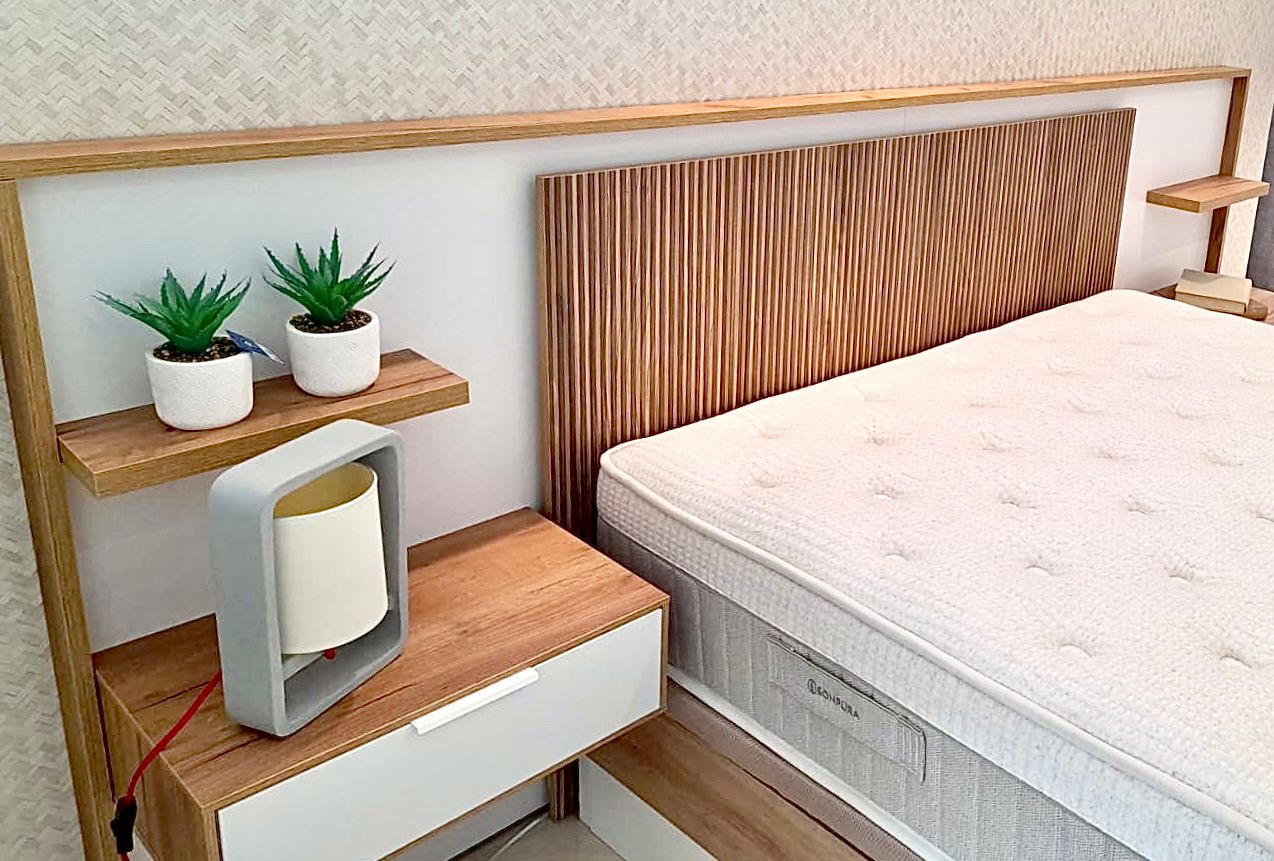 Cabecero con Detalles en Madera